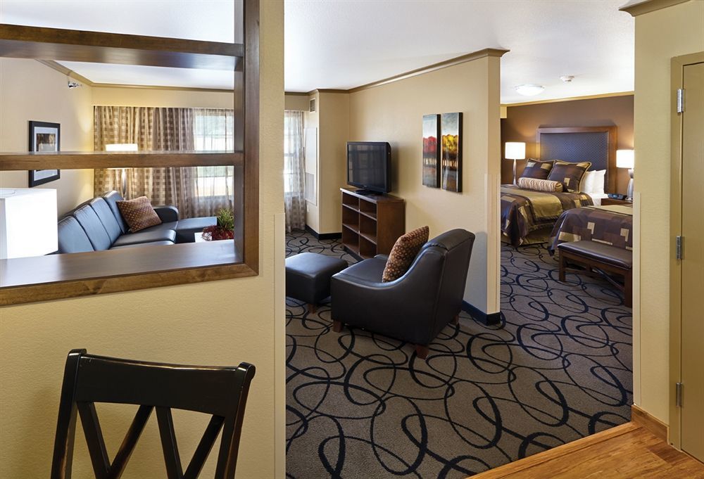 Clubhouse Hotel And Suites Pierre Room photo
